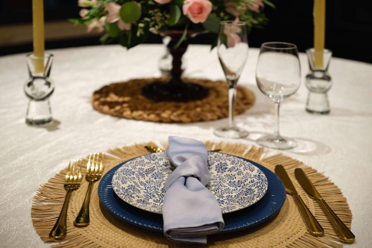 Bristol Panama, A Registry Collection Hotel Kültér fotó A place setting with a charger plate