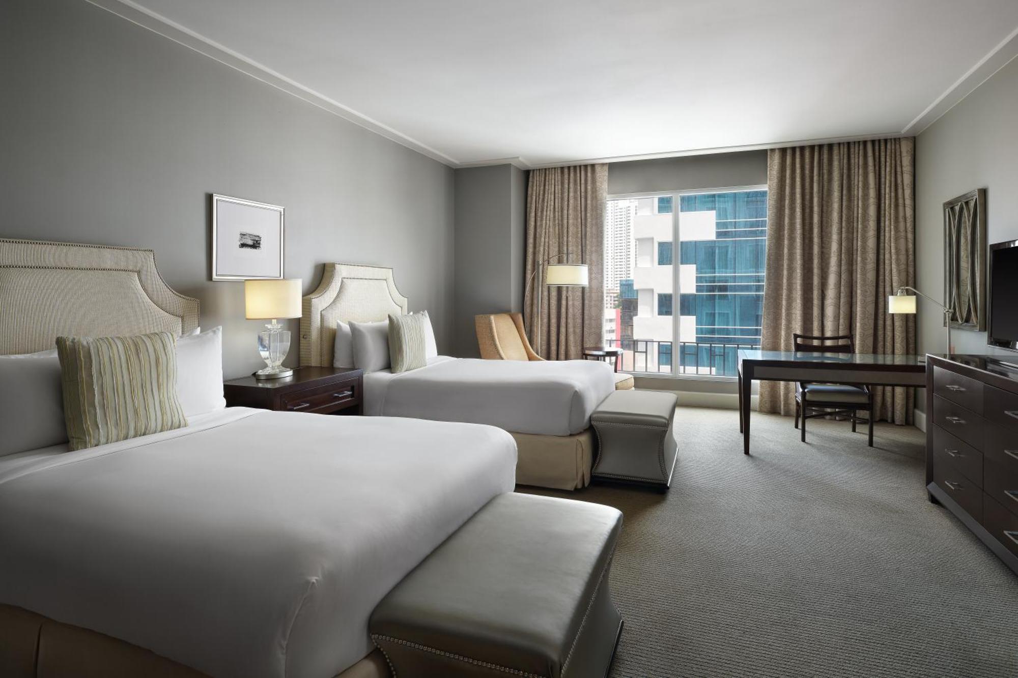 Bristol Panama, A Registry Collection Hotel Kültér fotó A guest room at the JW Marriott Detroit Renaissance Center