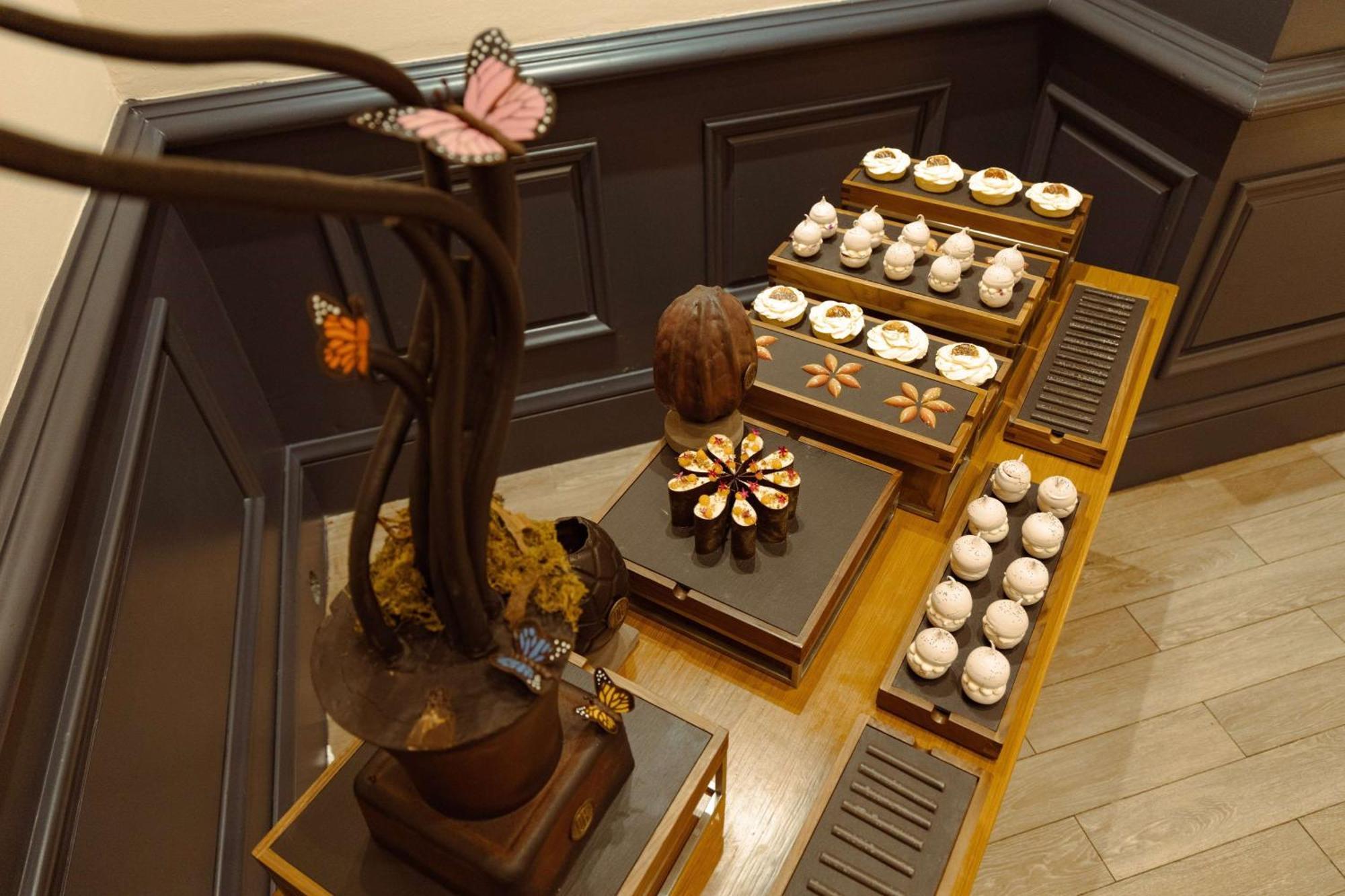Bristol Panama, A Registry Collection Hotel Kültér fotó A display of Japanese sweets